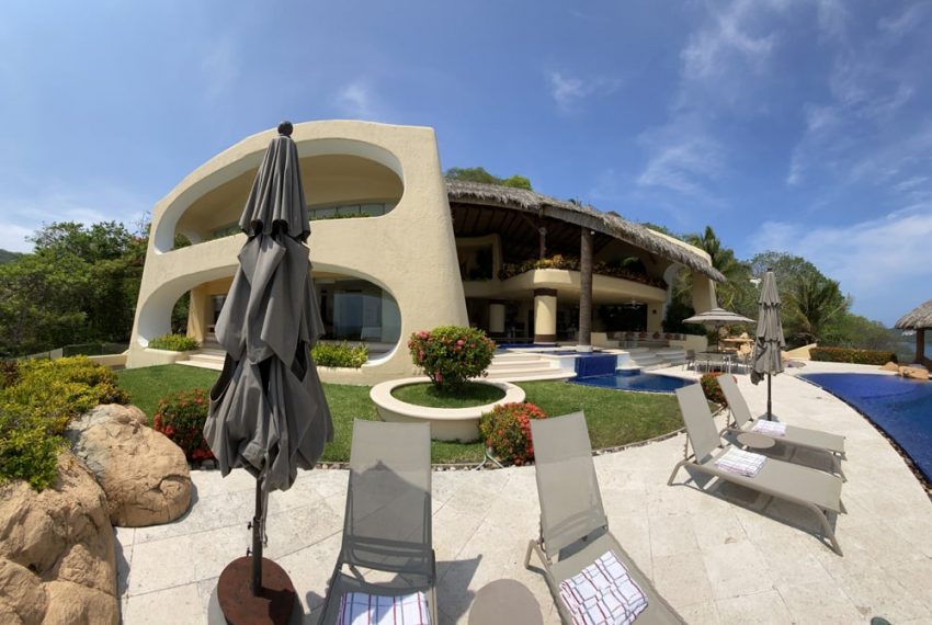 Espectacular casa pegada al mar con vista impresionante. Ubicación Brisas Marqués. Casa Ixe